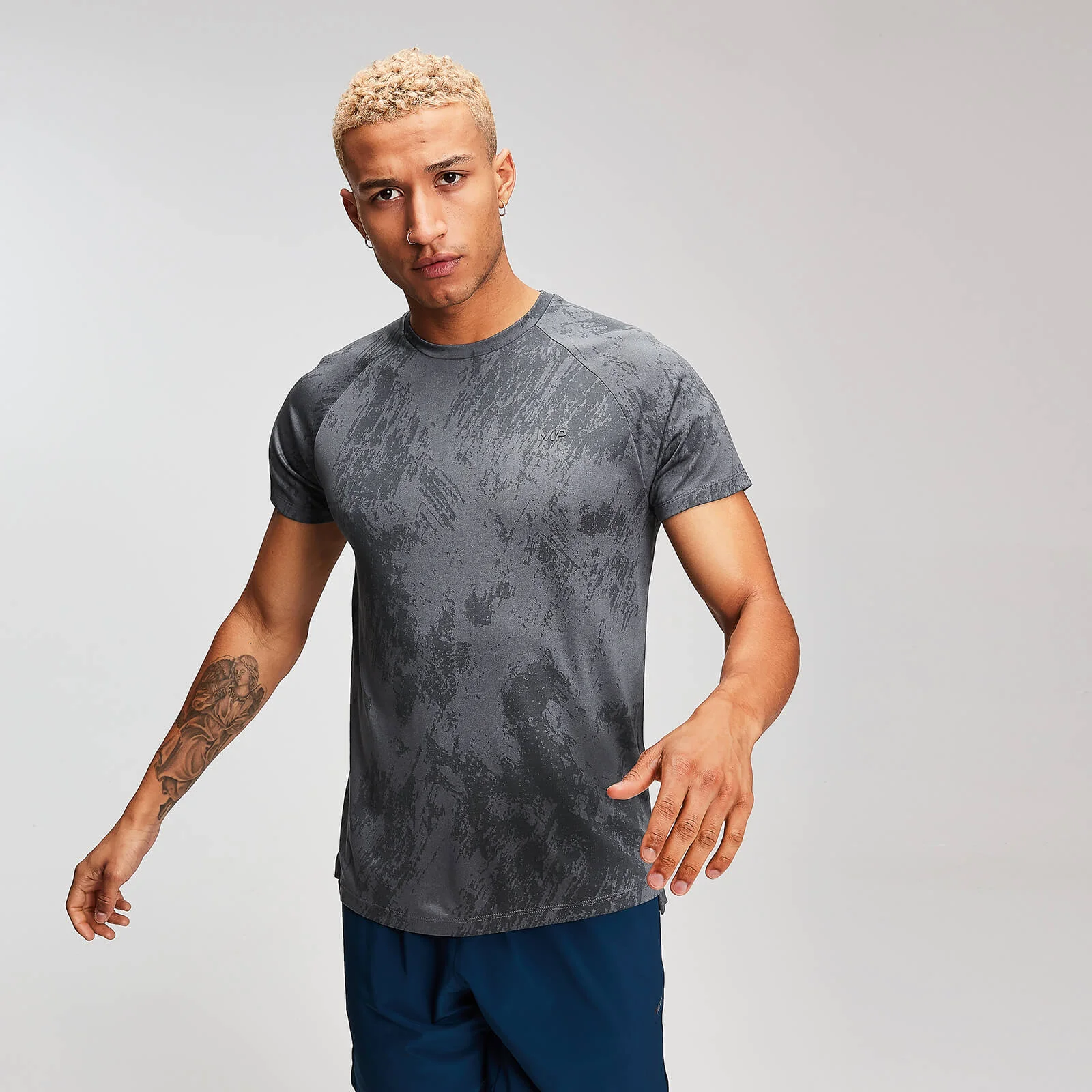 MP Men's Training Distressed T-Shirt - Carbon - XS vaizdas 1